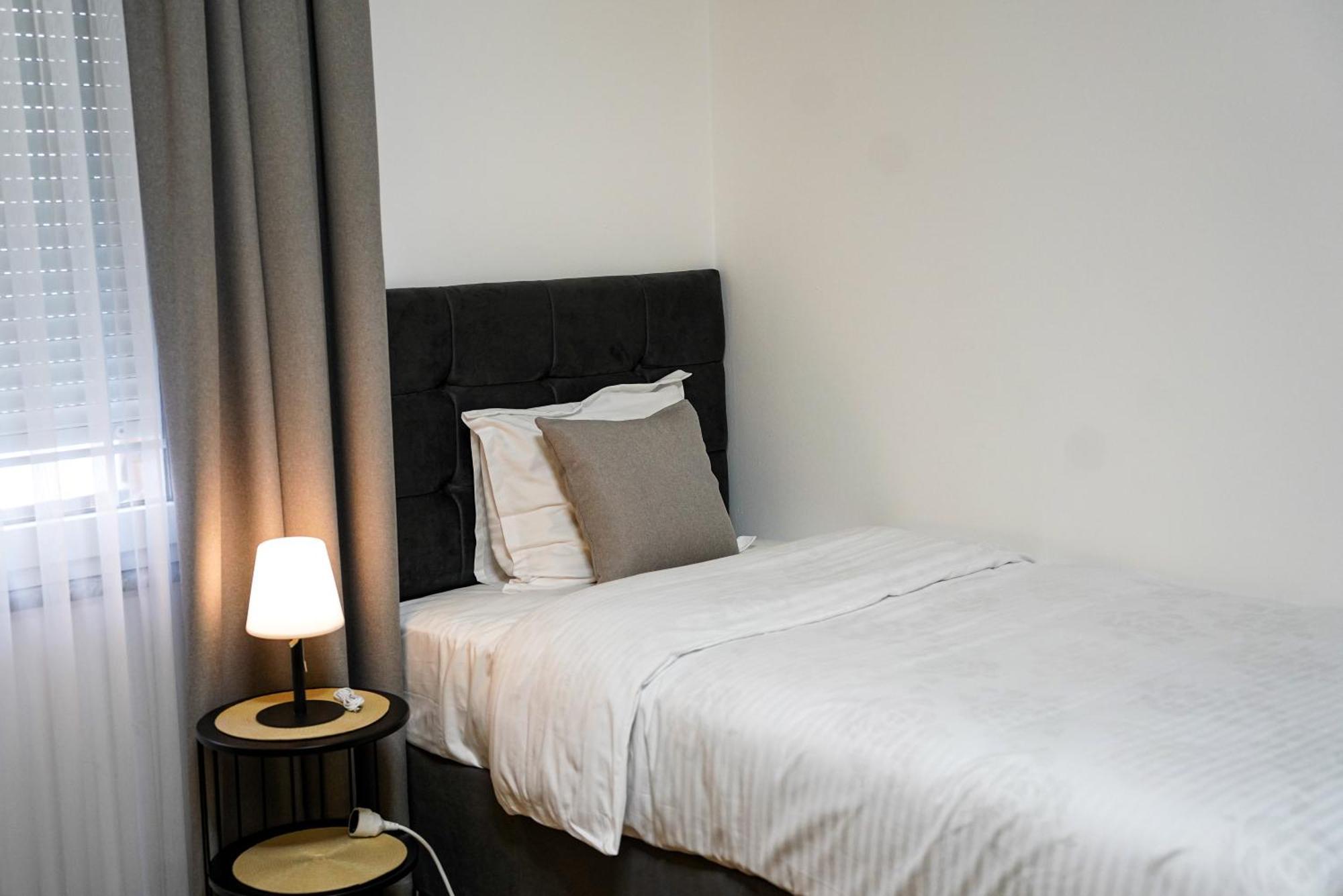 Ten Guest House Pristina Buitenkant foto