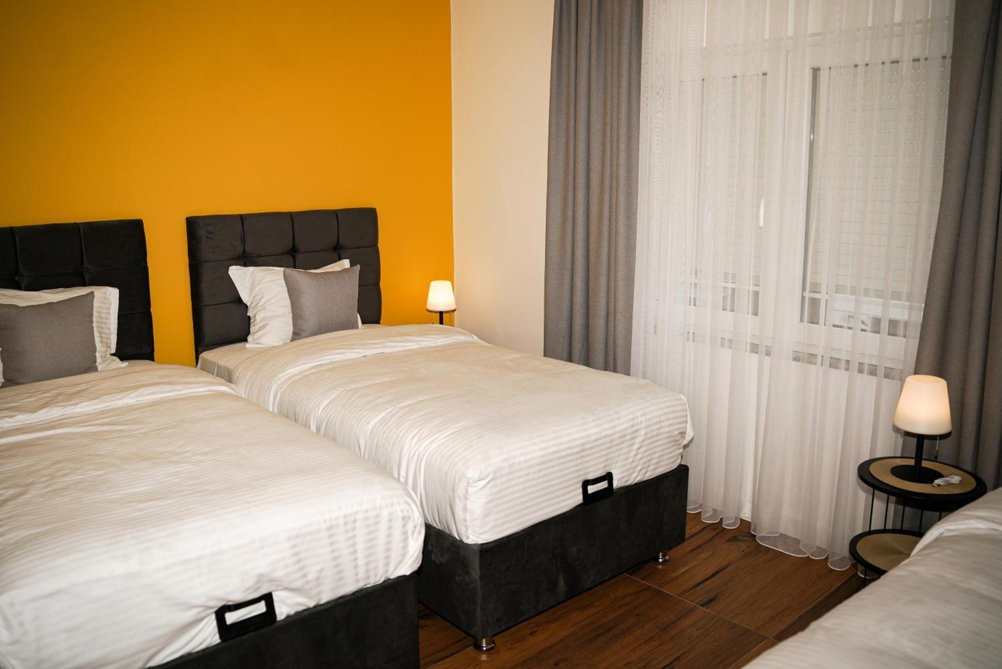 Ten Guest House Pristina Buitenkant foto
