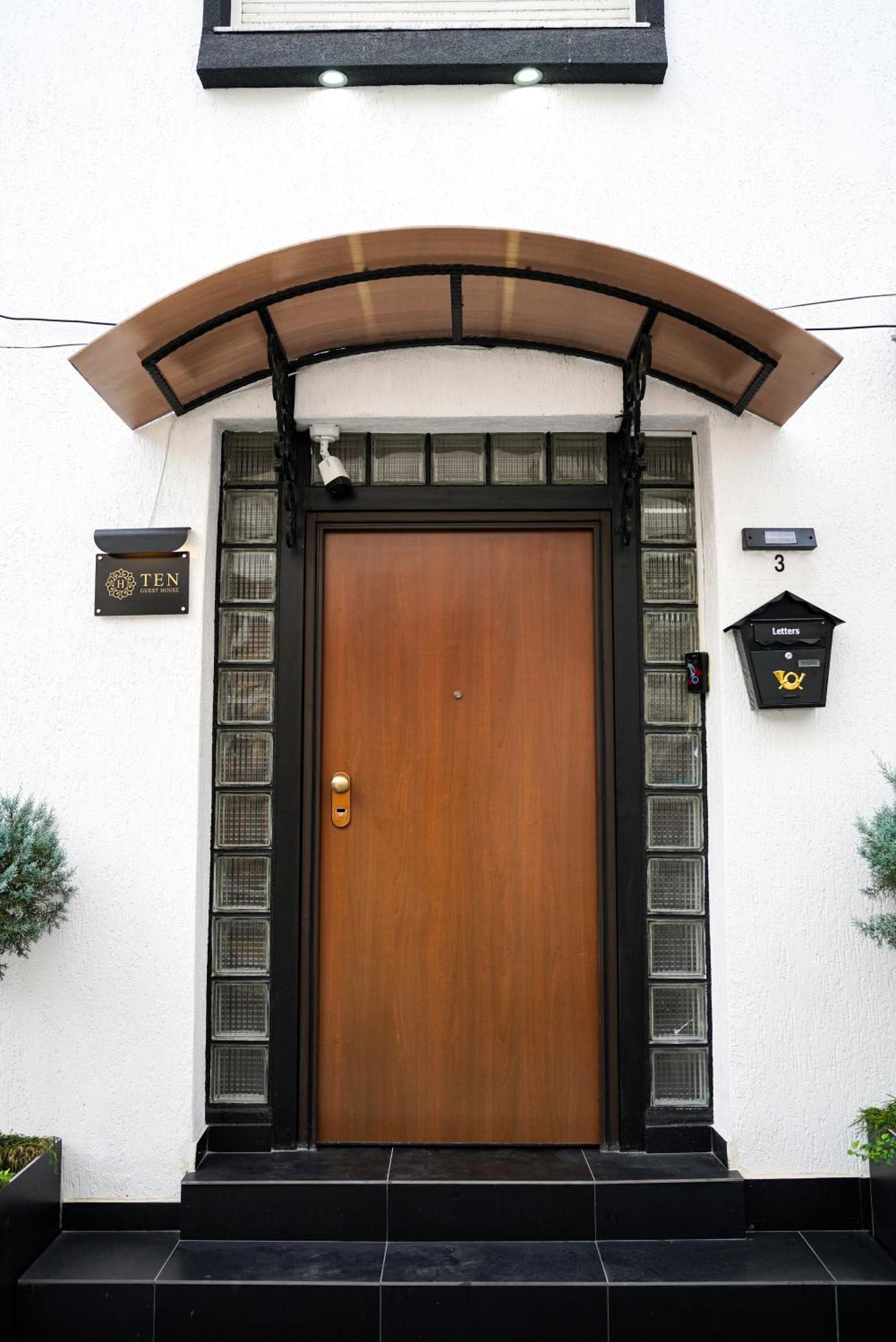Ten Guest House Pristina Buitenkant foto